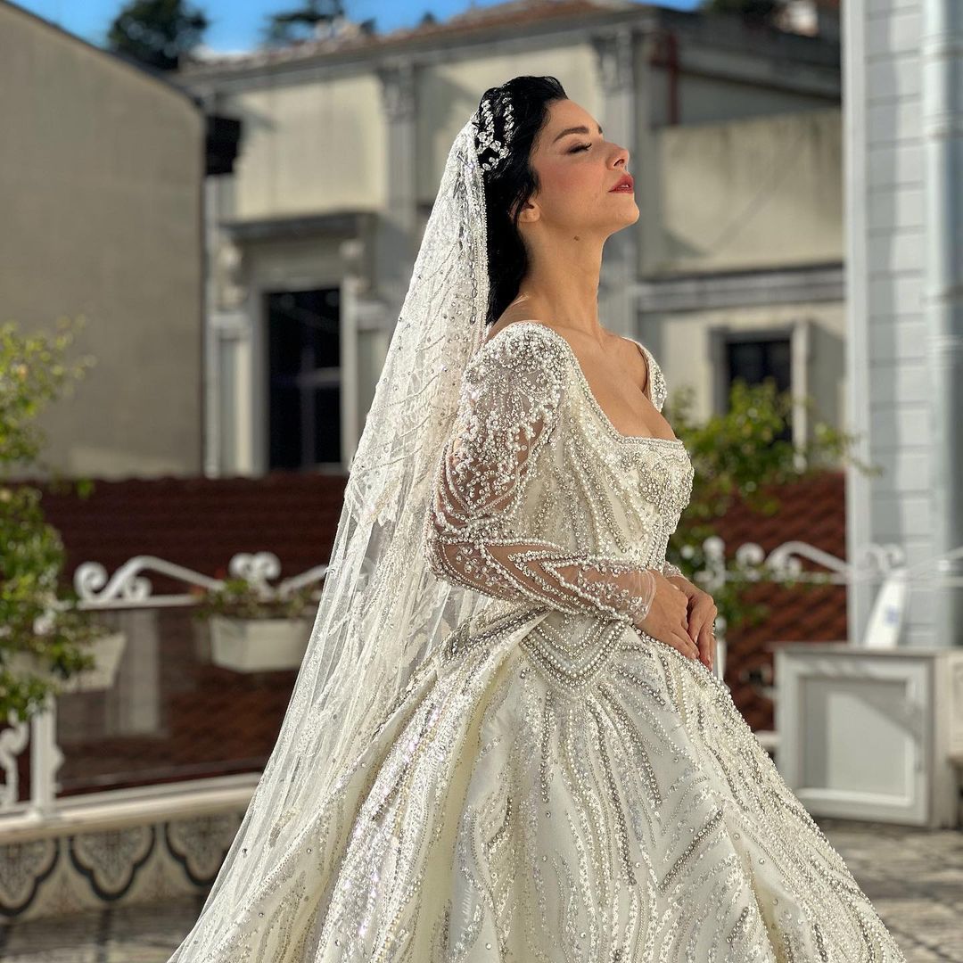 Mert Aydın ile evlenen Merve Boluğur'un gelinlikleri övgü topladı! İşte düğünün detayları 16