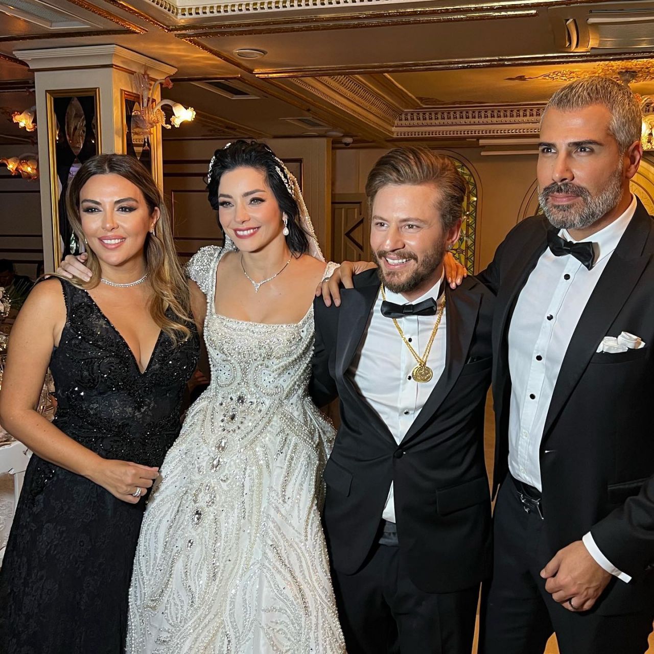 Mert Aydın ile evlenen Merve Boluğur'un gelinlikleri övgü topladı! İşte düğünün detayları 7