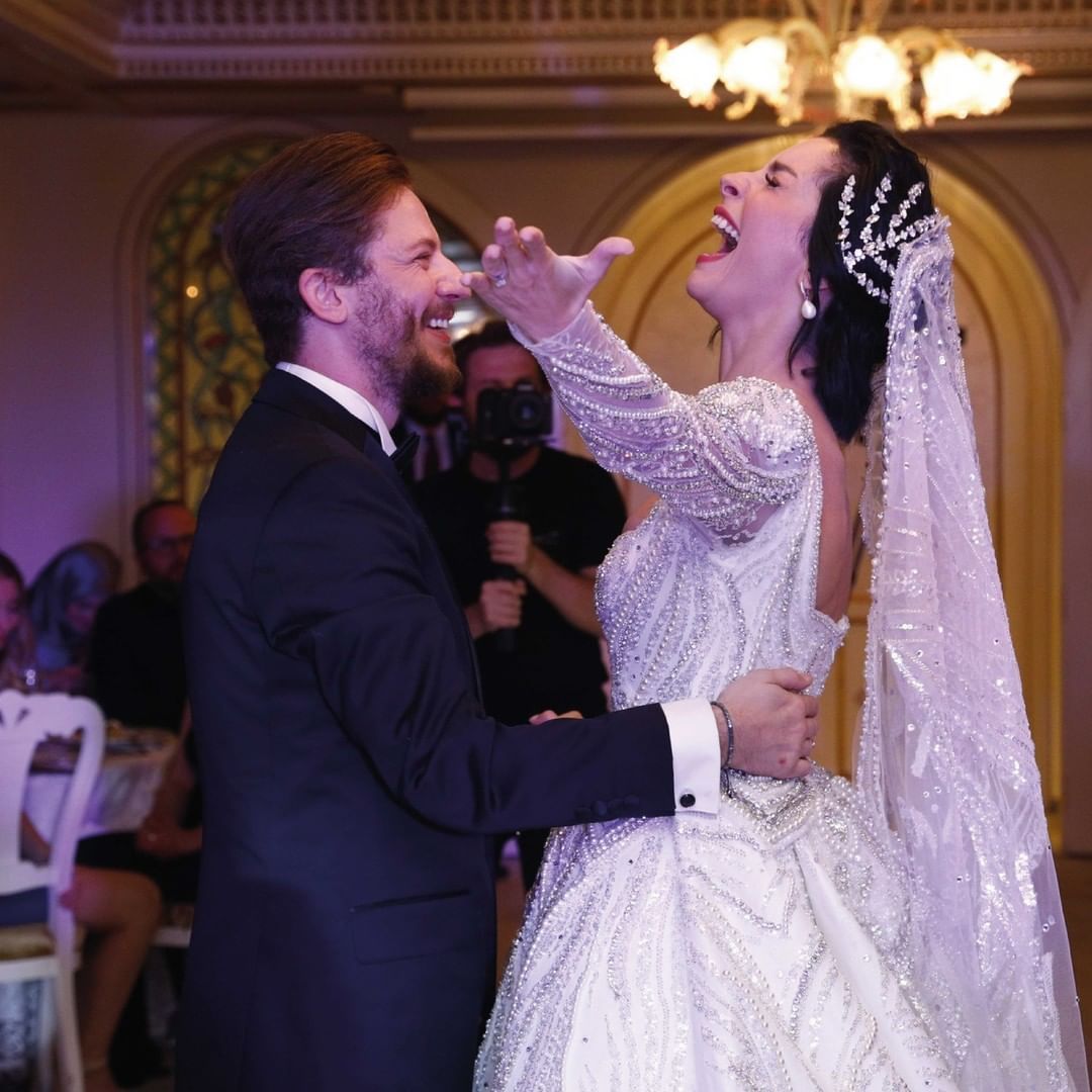 Mert Aydın ile evlenen Merve Boluğur'un gelinlikleri övgü topladı! İşte düğünün detayları 3