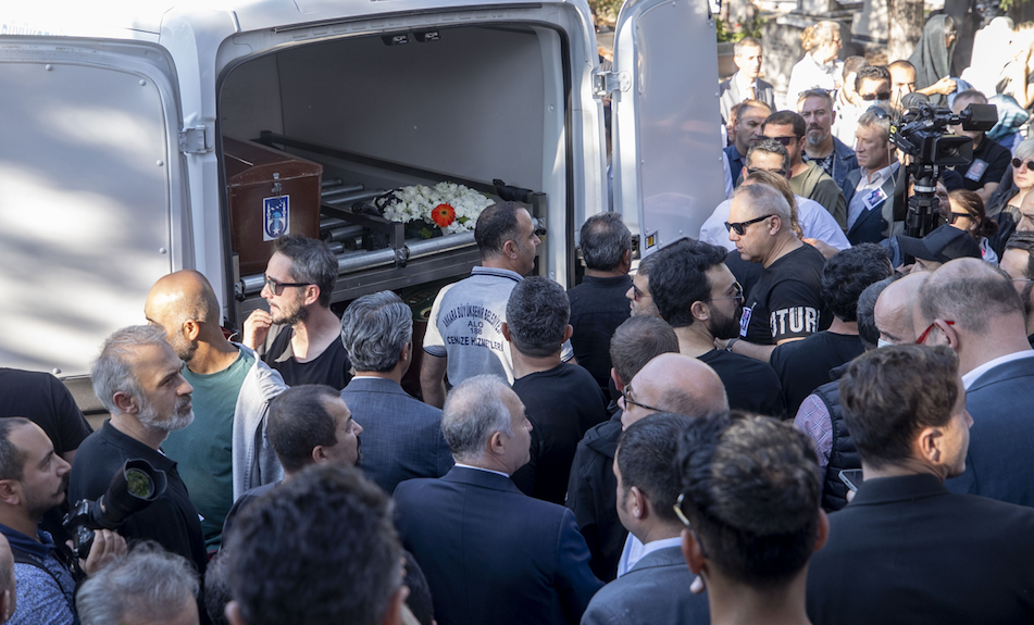 Annesinin söyledikleri yürekleri dağladı... Cinayete kurban giden Onur Şener gözyaşları içinde son yolcuğuna uğurlandı 6