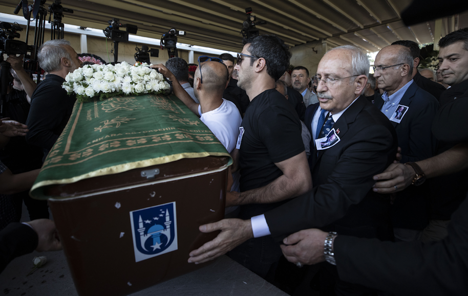Annesinin söyledikleri yürekleri dağladı... Cinayete kurban giden Onur Şener gözyaşları içinde son yolcuğuna uğurlandı 11