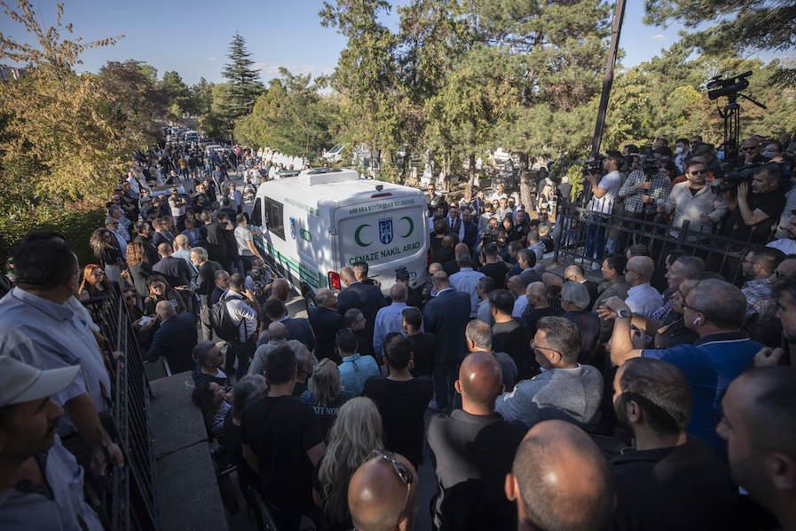 Annesinin söyledikleri yürekleri dağladı... Cinayete kurban giden Onur Şener gözyaşları içinde son yolcuğuna uğurlandı 10