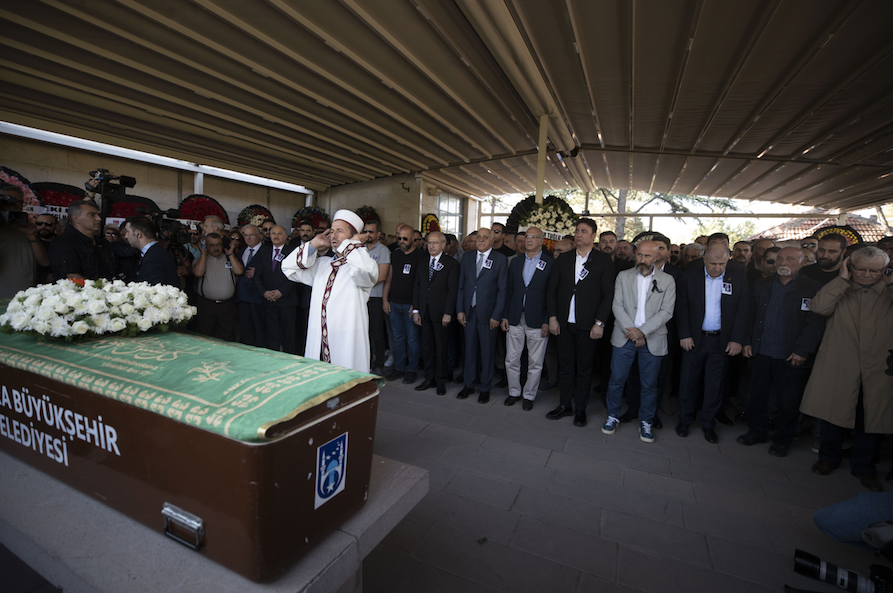 Annesinin söyledikleri yürekleri dağladı... Cinayete kurban giden Onur Şener gözyaşları içinde son yolcuğuna uğurlandı 9