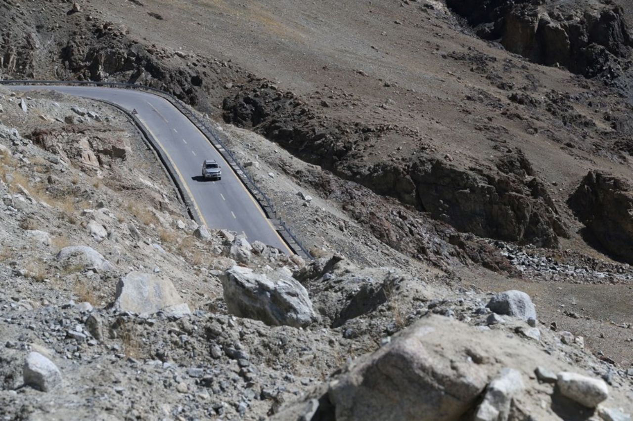 Bu yol 1000'den fazla kişinin ölümüne neden oldu! Dünyanın en tehlikeli yolu Karakurum Geçidi 5