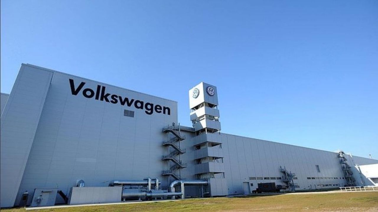 Almanya'da enerji krizi etkisini göstermeye başladı! Volkswagen ısı derecelerini düşürerek, çalışanlarına mont dağıttı 2
