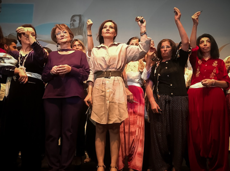 “Narperi’nin Bileziği” film ekibi, Mahsa Amini protestolarına destek için saçlarını kesti 8