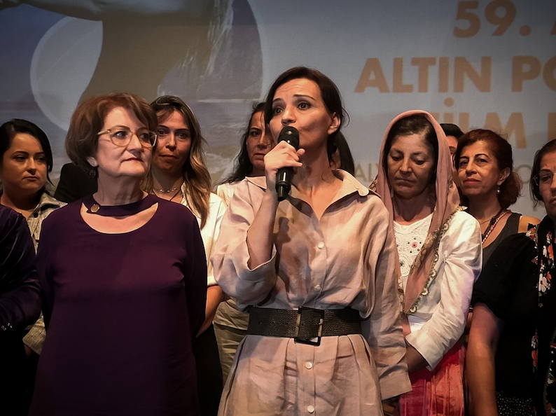 “Narperi’nin Bileziği” film ekibi, Mahsa Amini protestolarına destek için saçlarını kesti 3