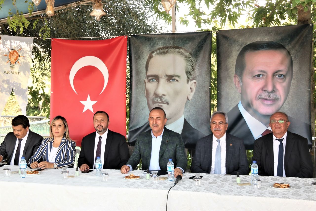 Bakan Çavuşoğlu Antalya’da TOKİ tarafından teslim edilen evleri gezdi 2