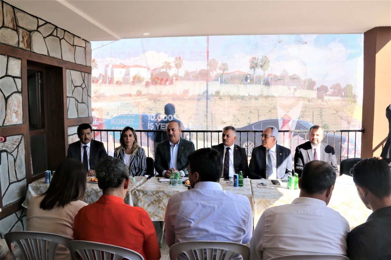 Bakan Çavuşoğlu Antalya’da TOKİ tarafından teslim edilen evleri gezdi 3