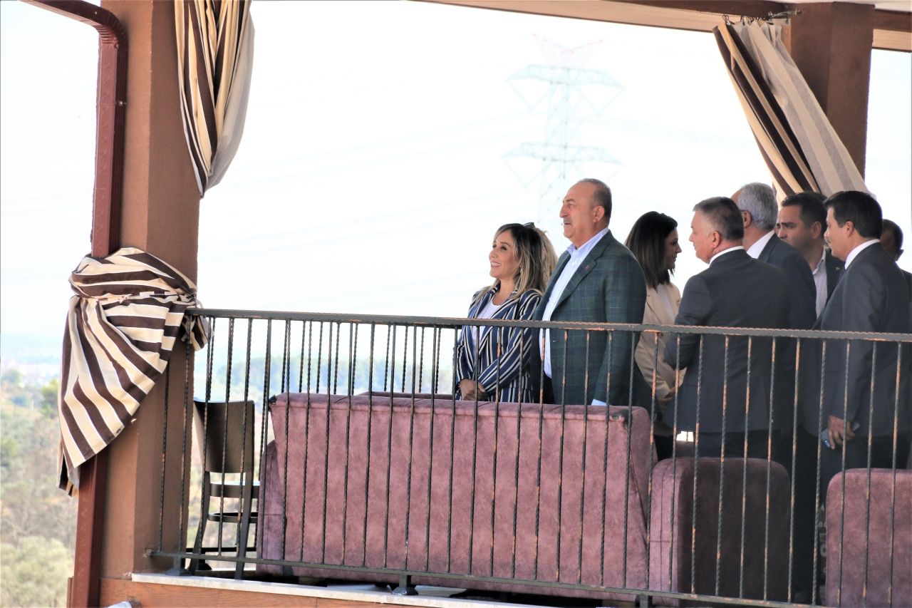 Bakan Çavuşoğlu Antalya’da TOKİ tarafından teslim edilen evleri gezdi 1