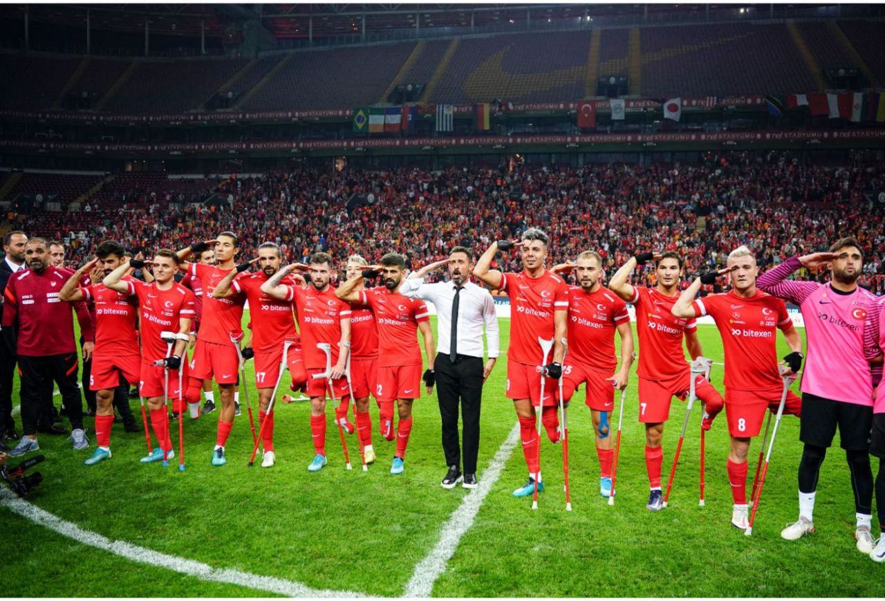 Tarihi an tarihi başarı! Kupa Ampute Futbol Milli Takımı’nın ellerinde yükseldi... 1