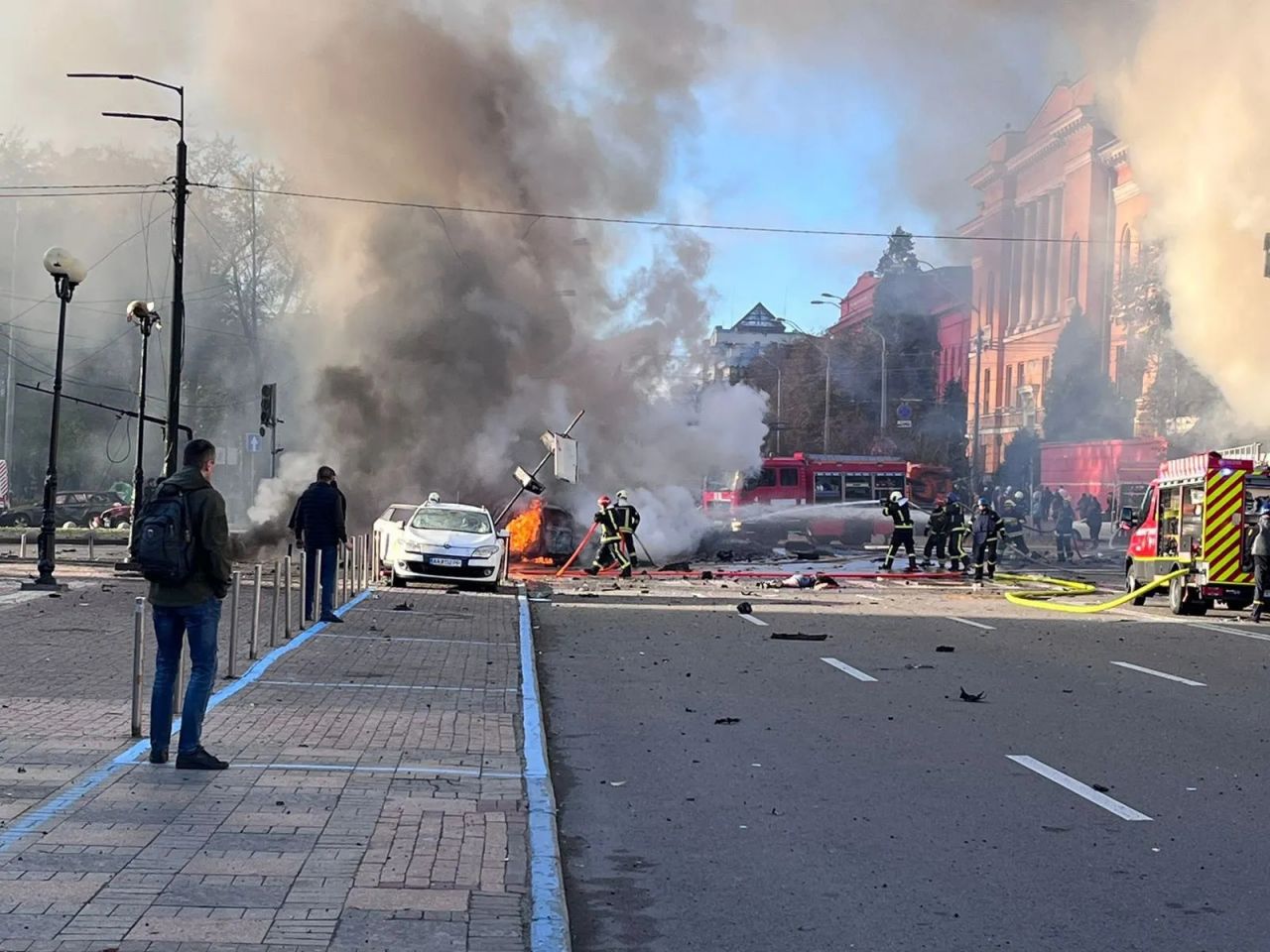 Zelenskiy'nin ofisinin bulunduğu bölge vuruldu! İşte saldırılara ilişkin çarpıcı görüntüler 5