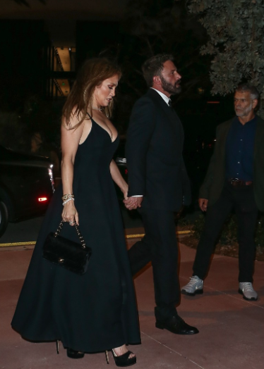 Görenler hayrete düştü! Jennifer Lopez'in cenazede giydiği dekolteli elbisesine tepki yağdı 4