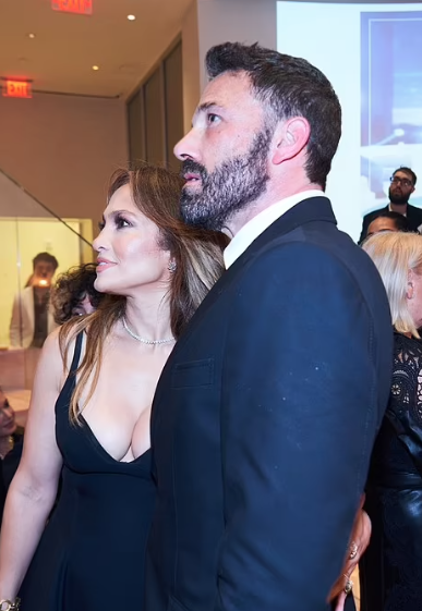 Görenler hayrete düştü! Jennifer Lopez'in cenazede giydiği dekolteli elbisesine tepki yağdı 1