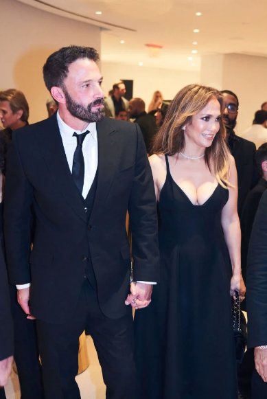 Görenler hayrete düştü! Jennifer Lopez'in cenazede giydiği dekolteli elbisesine tepki yağdı 10