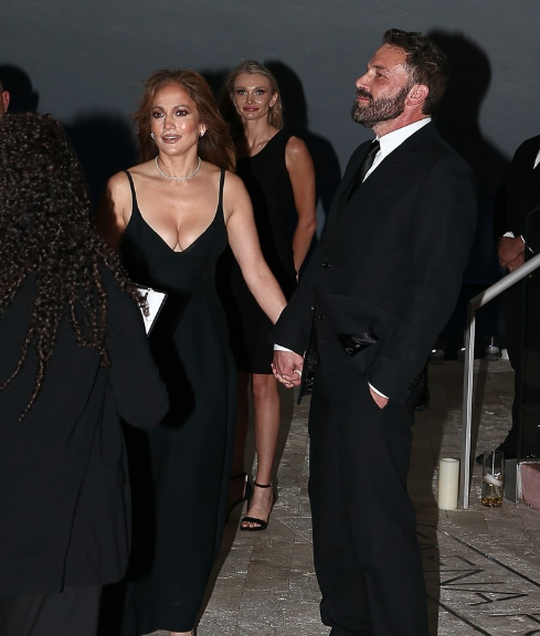Görenler hayrete düştü! Jennifer Lopez'in cenazede giydiği dekolteli elbisesine tepki yağdı 2