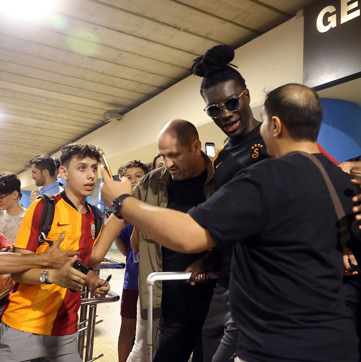 Okan Buruk'tan şok Gomis kararı 2