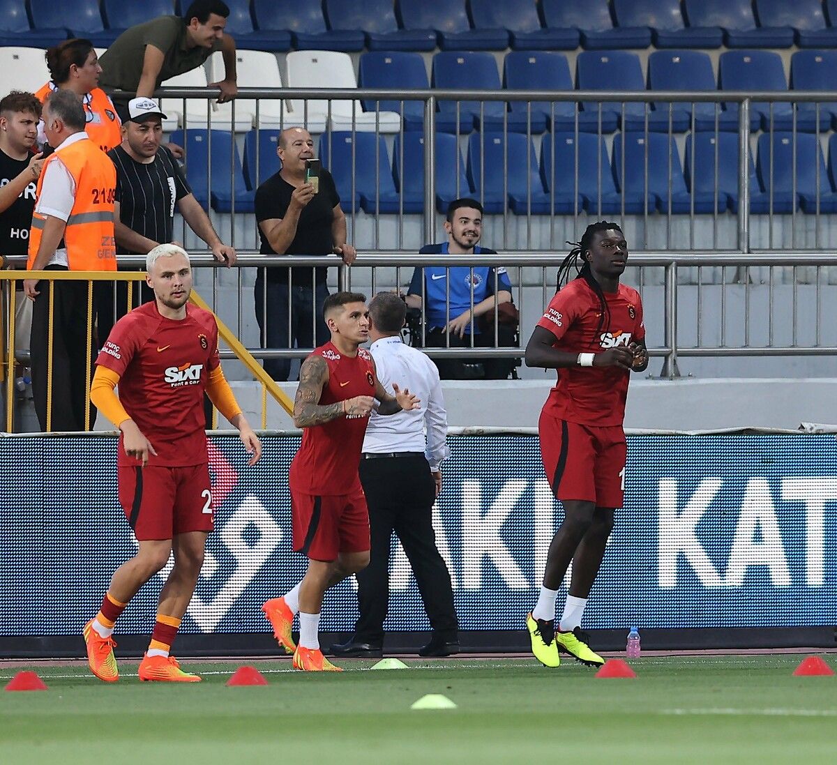 Okan Buruk'tan şok Gomis kararı 3