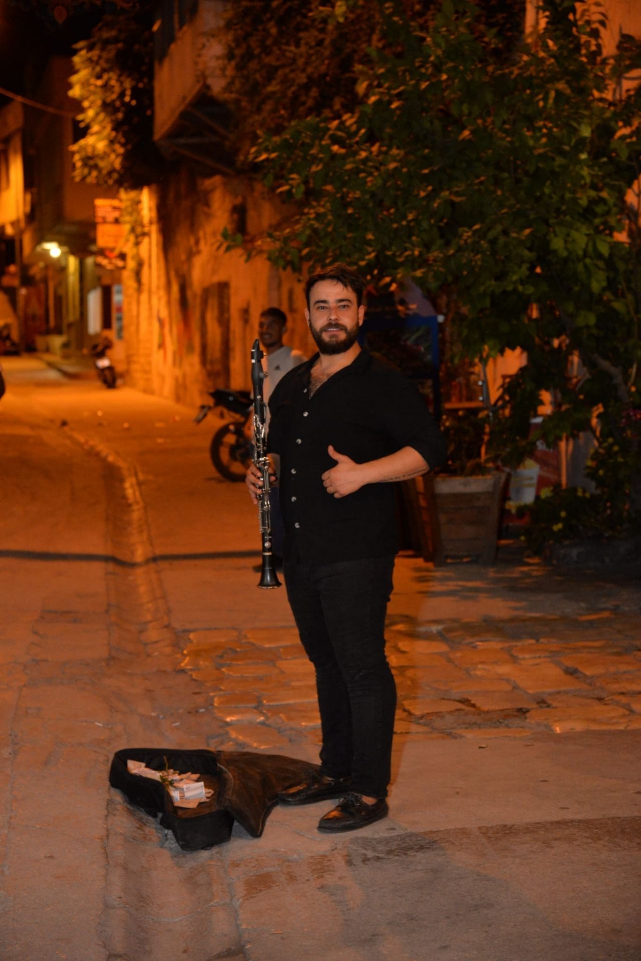 Hatay’da istek şarkıyı bilmeyen müzisyenin yüzünde şişe kırdılar 2