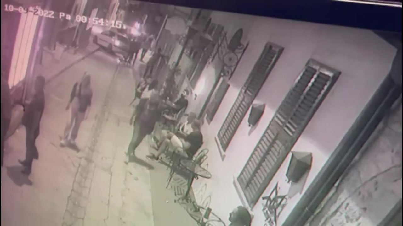 Hatay’da istek şarkıyı bilmeyen müzisyenin yüzünde şişe kırdılar 3