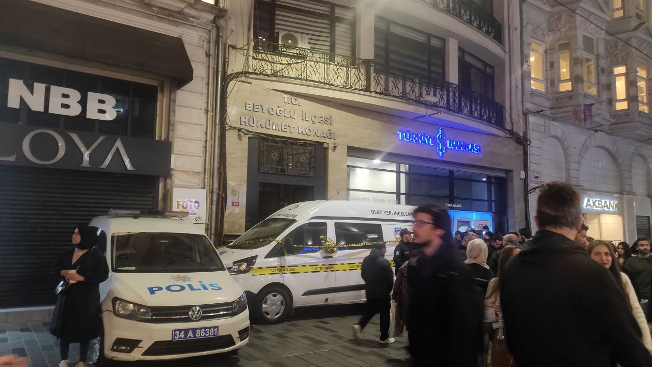 3 ay önce göreve başlamış... İstiklal Caddesi'nde intihar girişiminde bulunan polis memurunda acı haber geldi! 6