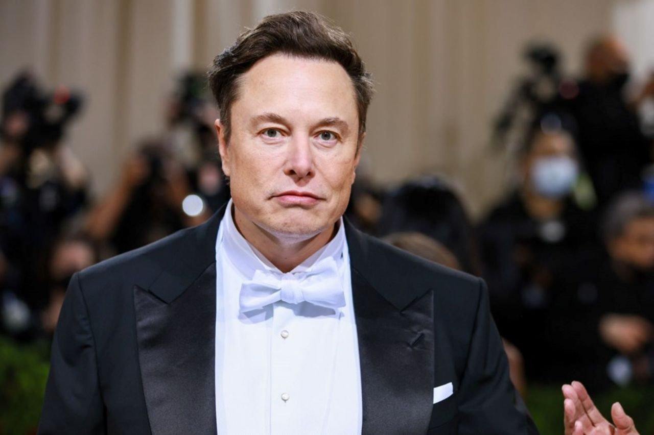 Teknoloji ve otomobil sektöründen sonra Elon Musk güzellik sektörüne girdi! İlk parfümünün adı "Yanık Saç" 4