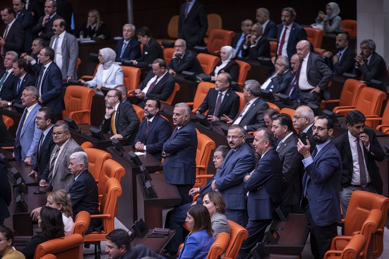TBMM'de hareketli anlar! CHP ve HDP'li vekiller, sosyal medya yasasını protesto etti! 2