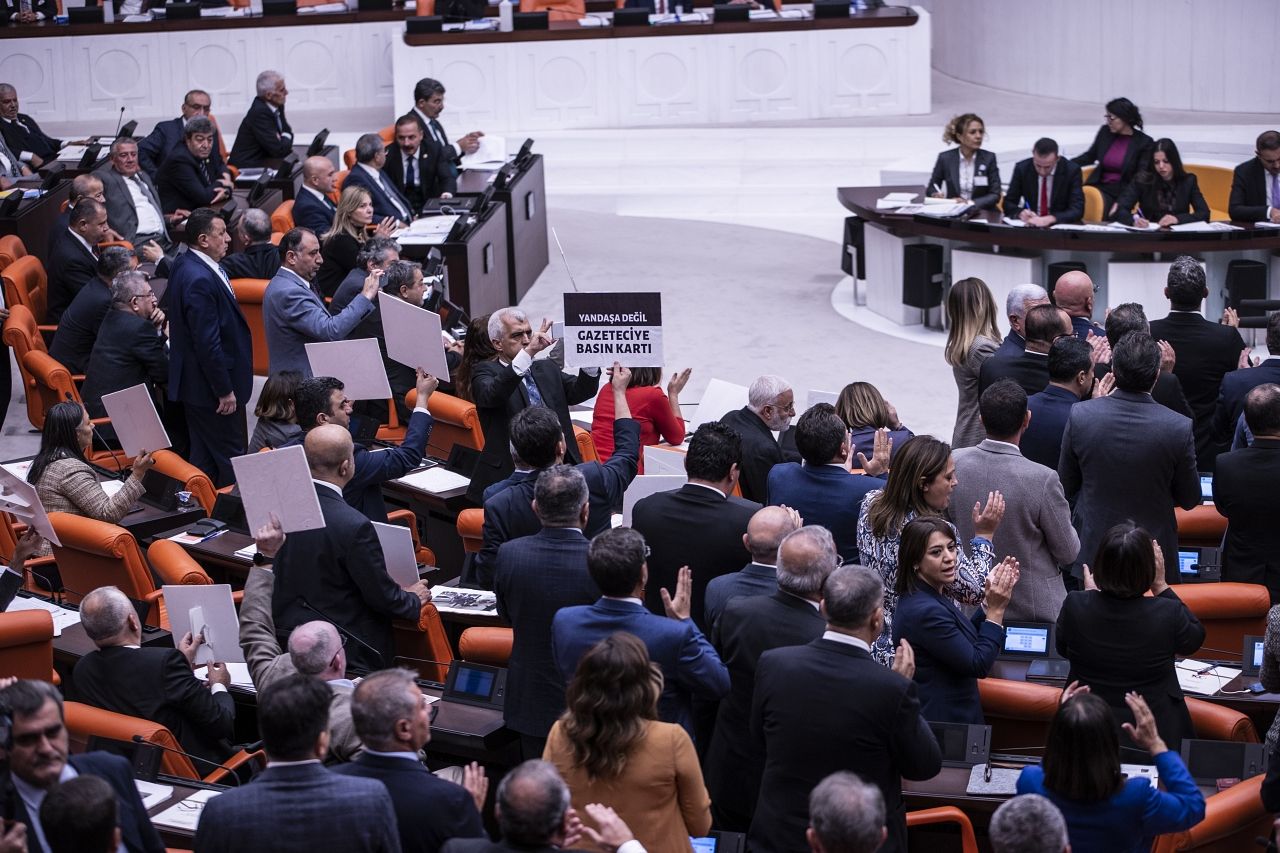 TBMM'de hareketli anlar! CHP ve HDP'li vekiller, sosyal medya yasasını protesto etti! 1