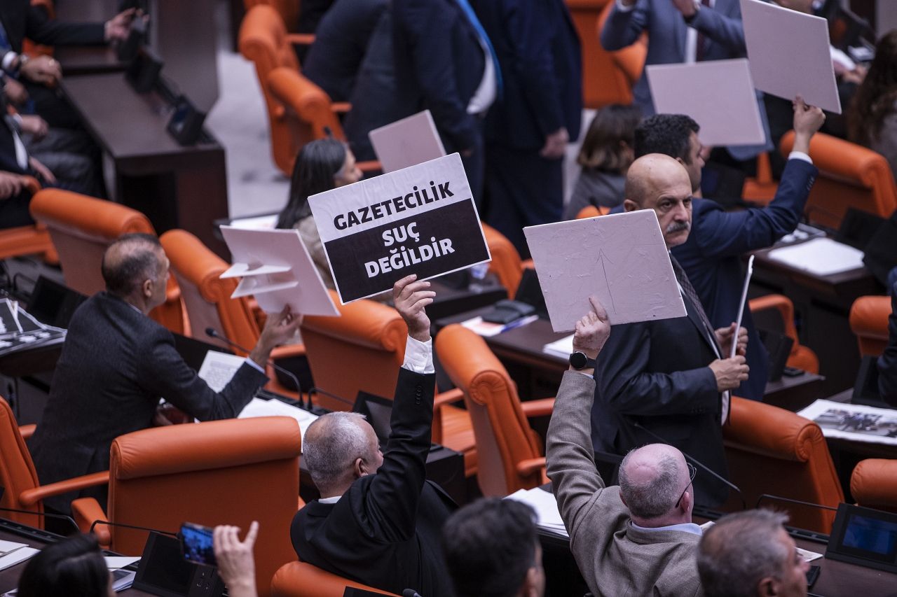 TBMM'de hareketli anlar! CHP ve HDP'li vekiller, sosyal medya yasasını protesto etti! 3