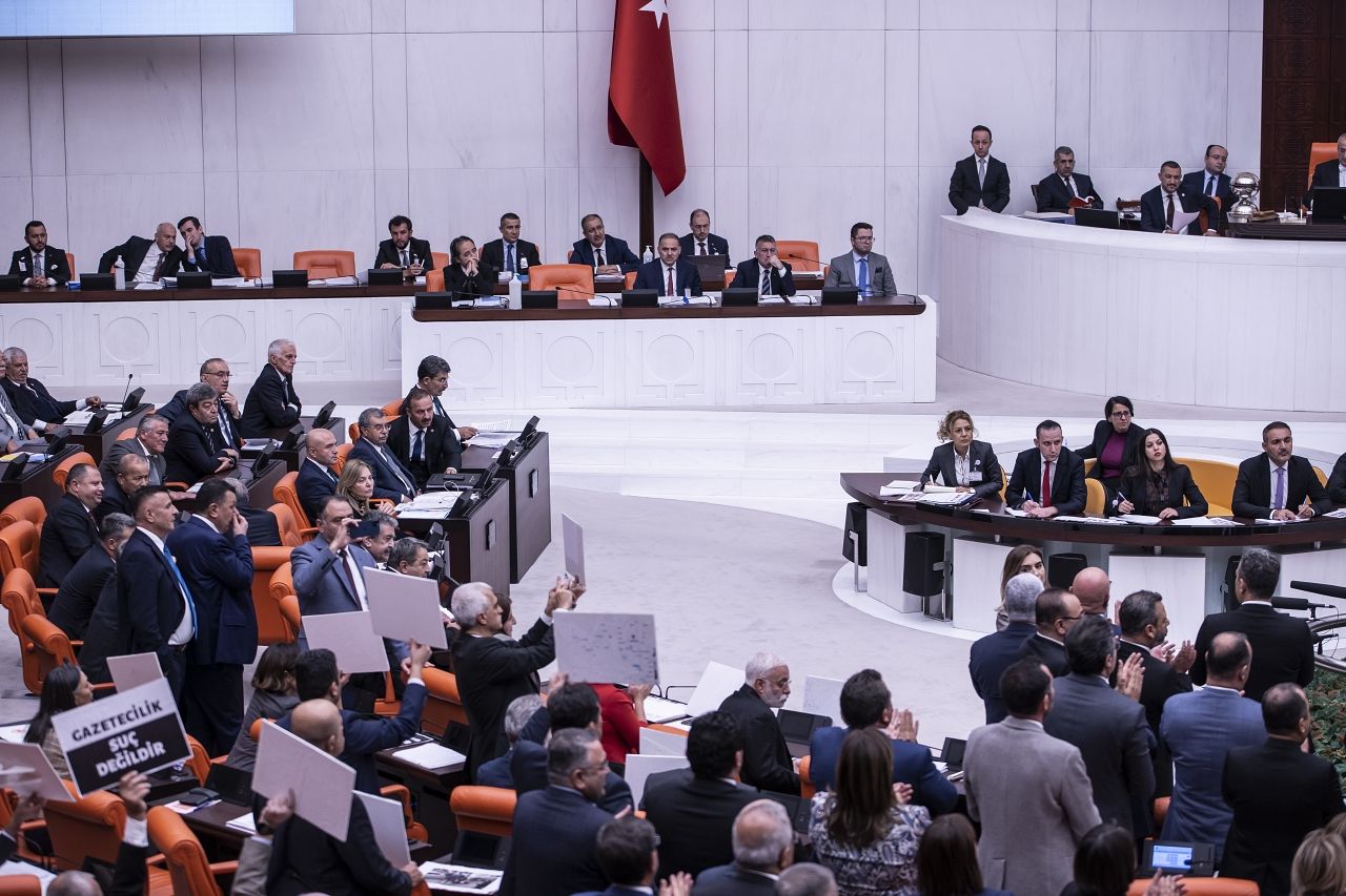 TBMM'de hareketli anlar! CHP ve HDP'li vekiller, sosyal medya yasasını protesto etti! 6