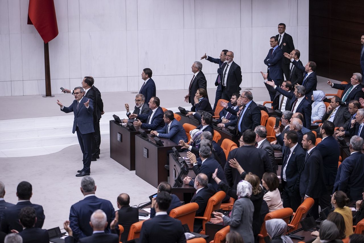 TBMM'de hareketli anlar! CHP ve HDP'li vekiller, sosyal medya yasasını protesto etti! 7
