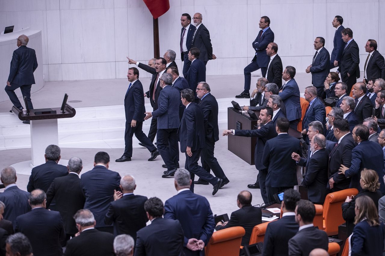 TBMM'de hareketli anlar! CHP ve HDP'li vekiller, sosyal medya yasasını protesto etti! 8