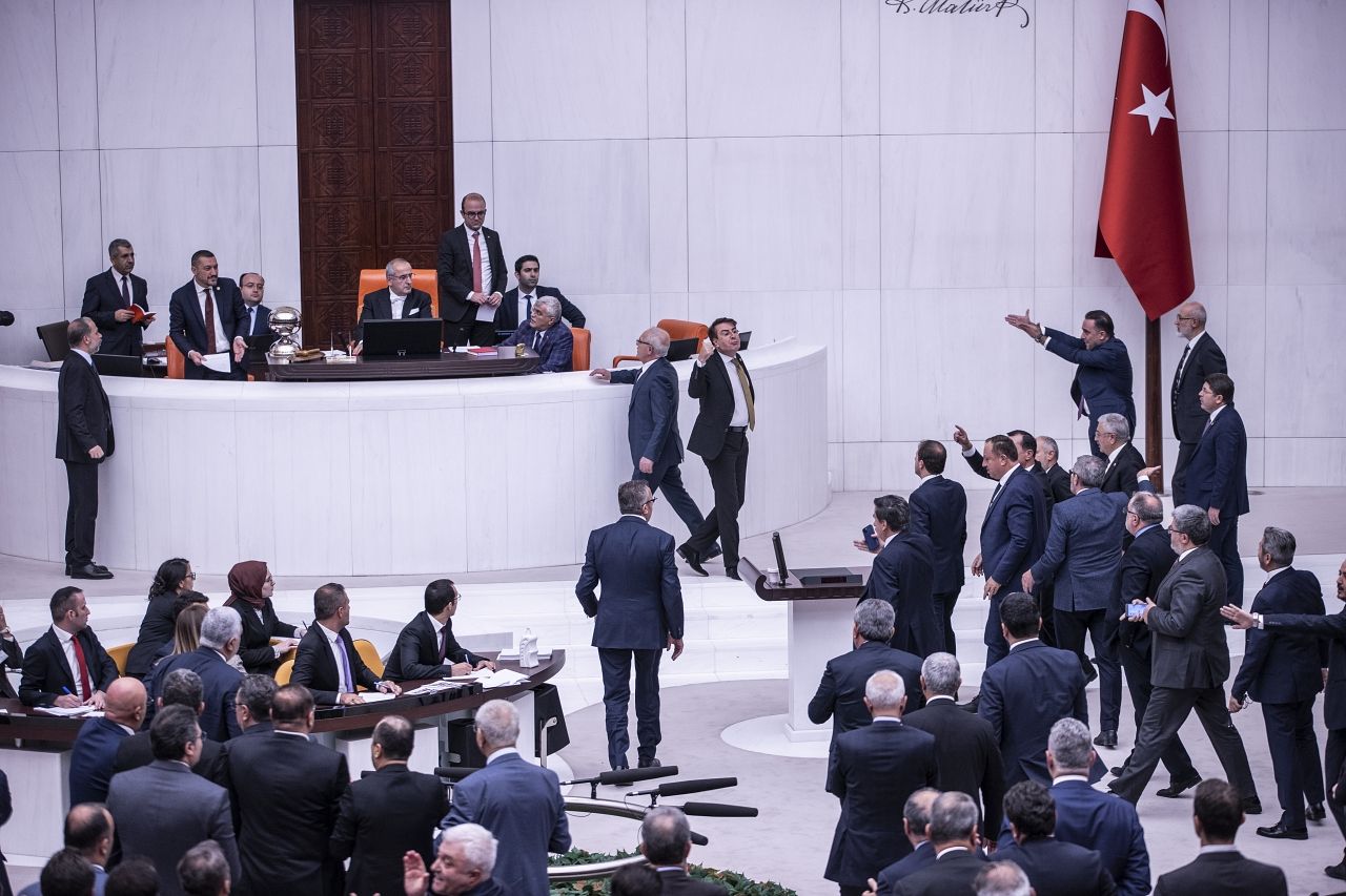 TBMM'de hareketli anlar! CHP ve HDP'li vekiller, sosyal medya yasasını protesto etti! 4