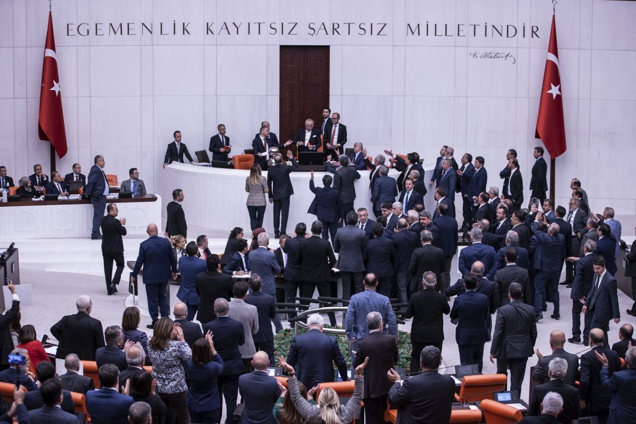 TBMM'de hareketli anlar! CHP ve HDP'li vekiller, sosyal medya yasasını protesto etti! 5