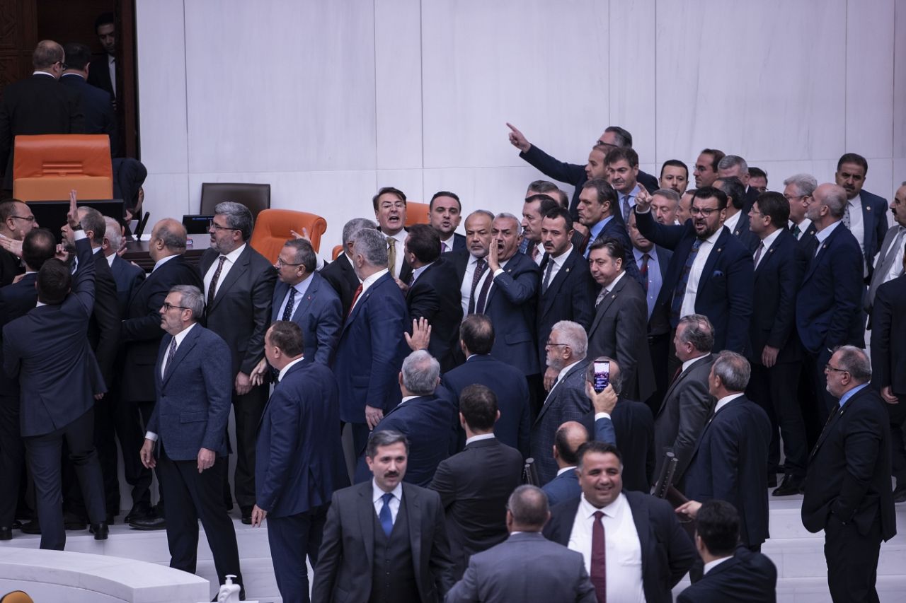 TBMM'de hareketli anlar! CHP ve HDP'li vekiller, sosyal medya yasasını protesto etti! 9