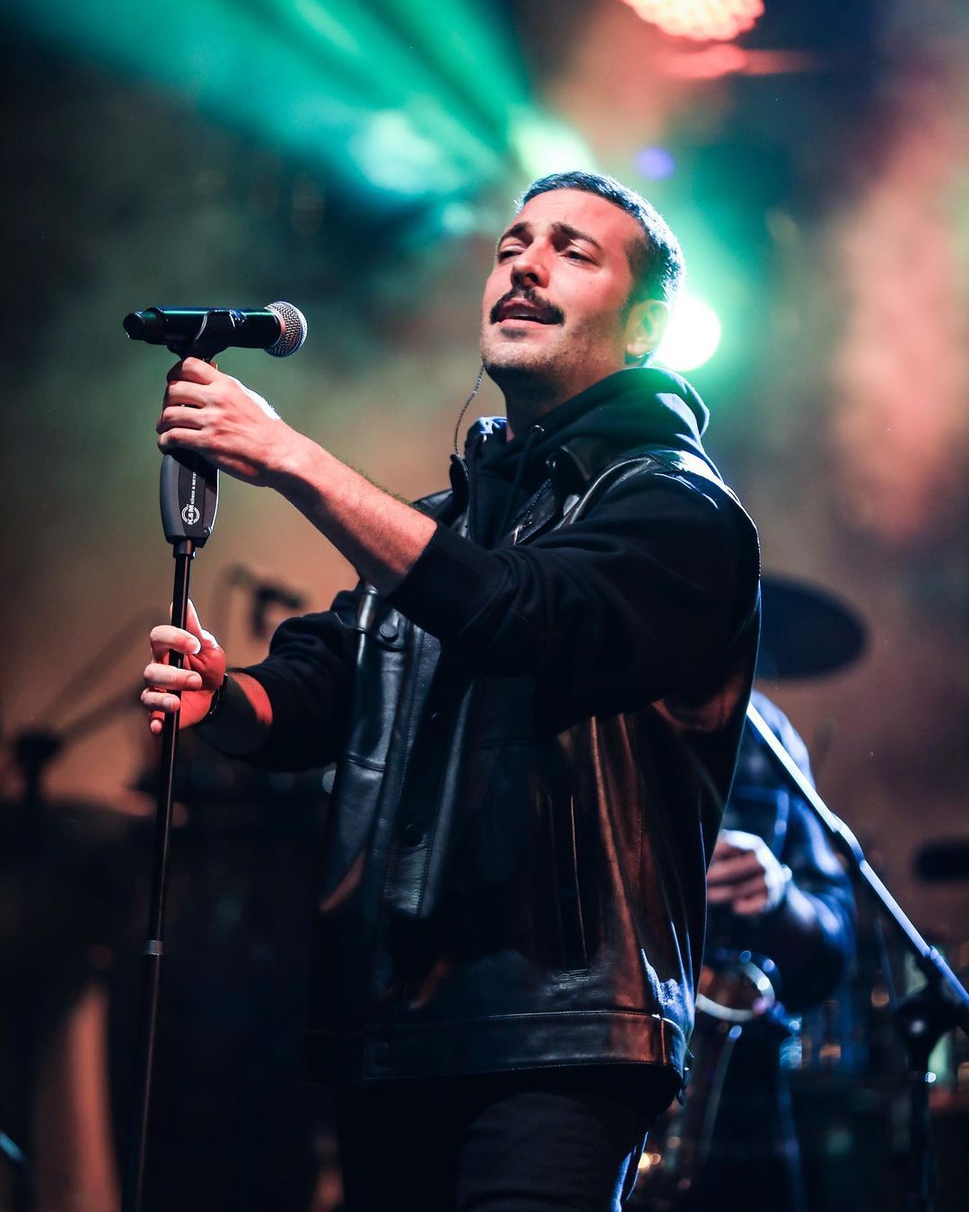 Oğuzhan Koç'un yeni imajı Freddie Mercury'e benzetildi 5