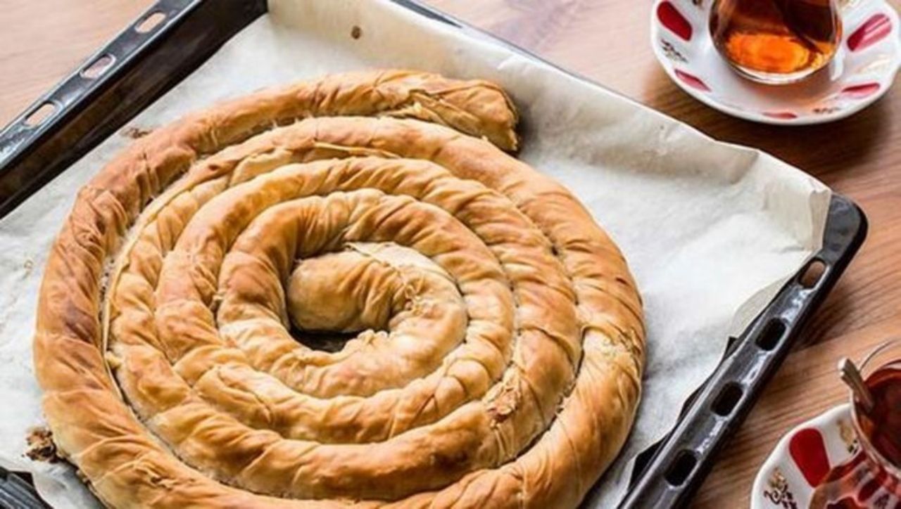 Pazar kahvaltılarının yıldızı! Sadece bir saatte hazırlayabileceğiniz el açması Boşnak böreği tarifi 1