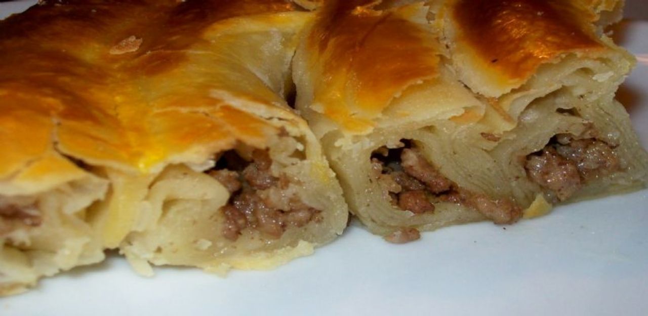Pazar kahvaltılarının yıldızı! Sadece bir saatte hazırlayabileceğiniz el açması Boşnak böreği tarifi 4