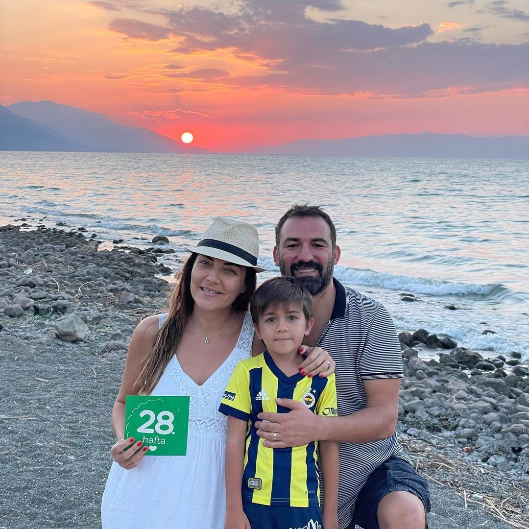 Bebek göründü! İkinci bebeğine hamile olan Burcu Kara'dan karnı burnunda pozlar 1