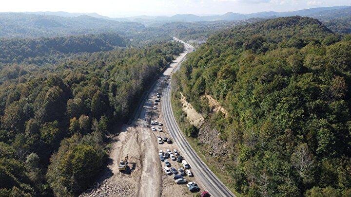 Kestane toplamak için ormana akın ettiler, metrelerce araç kuyruğu oluşturdular 4