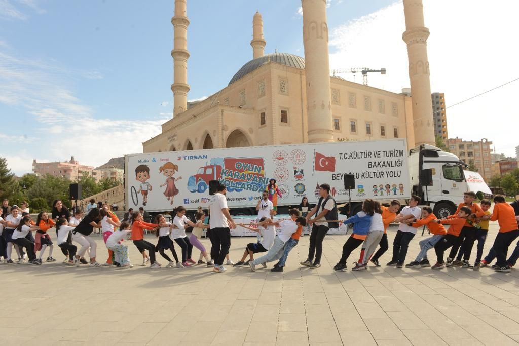 Mardinli çocuklar cami avlusunda doyasıya eğlendi 3