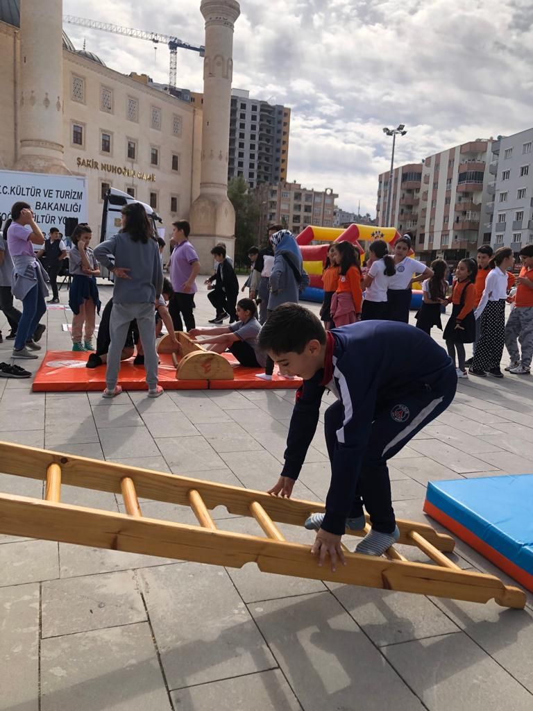 Mardinli çocuklar cami avlusunda doyasıya eğlendi 5