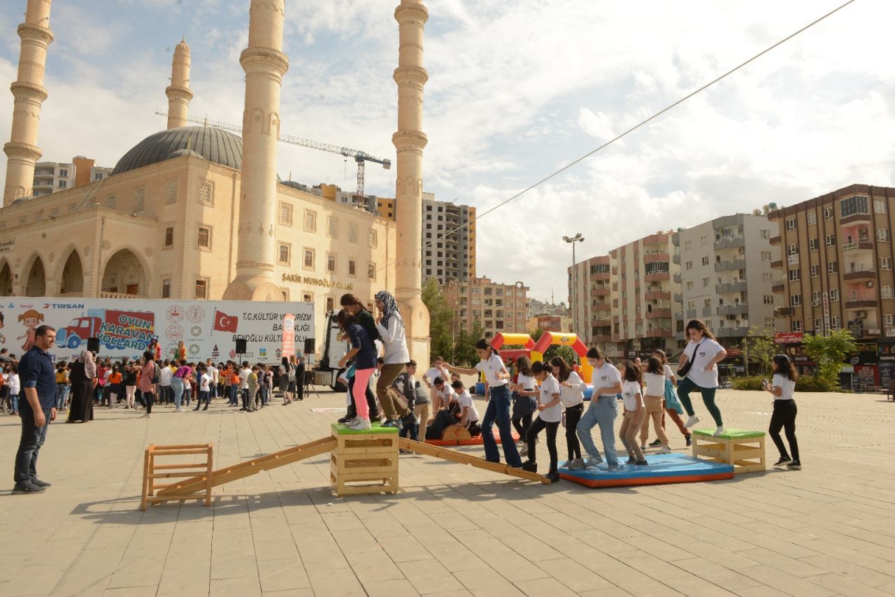 Mardinli çocuklar cami avlusunda doyasıya eğlendi 6