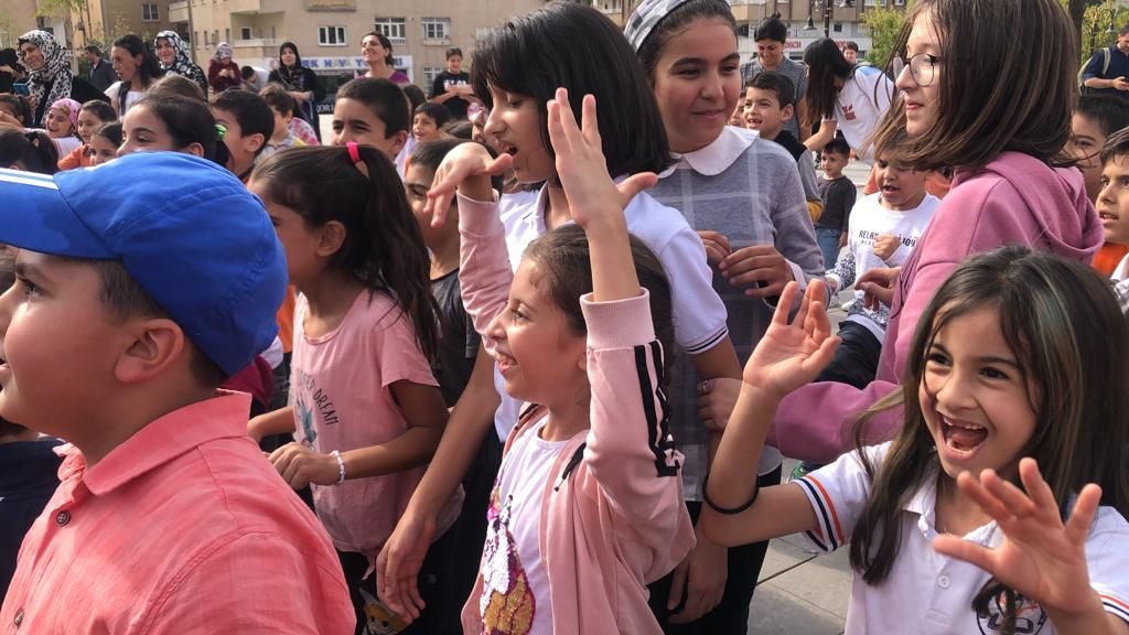 Mardinli çocuklar cami avlusunda doyasıya eğlendi 8