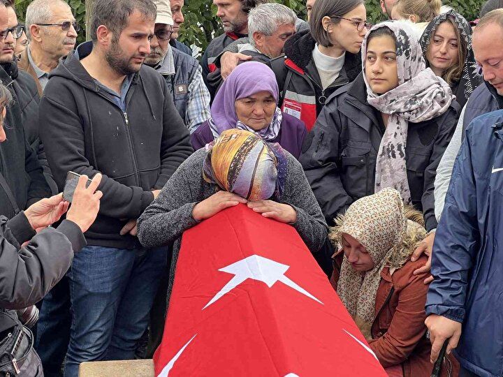 Babasının fotoğrafını annesine göstererek yürekleri dağladı 2