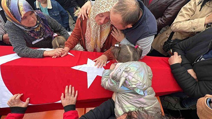 Babasının fotoğrafını annesine göstererek yürekleri dağladı 3