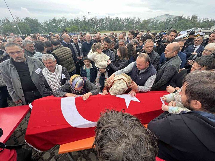 Babasının fotoğrafını annesine göstererek yürekleri dağladı 4