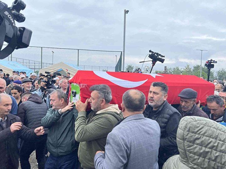 Babasının fotoğrafını annesine göstererek yürekleri dağladı 5