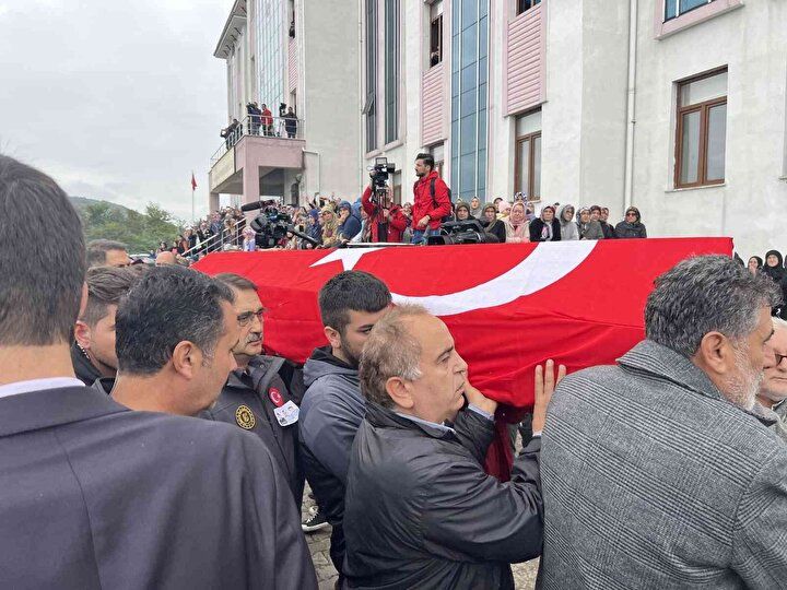 Babasının fotoğrafını annesine göstererek yürekleri dağladı 6