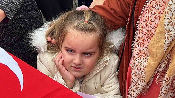 Babasının fotoğrafını annesine göstererek yürekleri dağladı 1